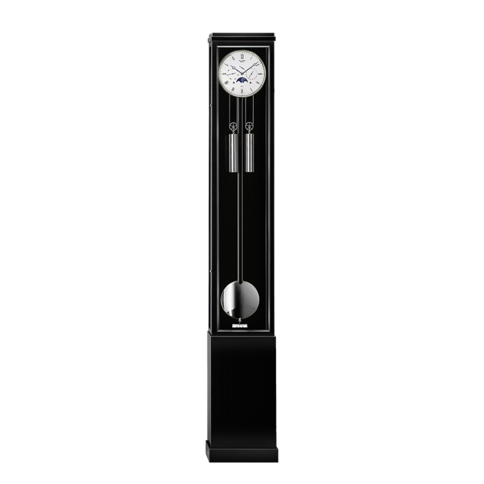 Erwin Sattler Excelsia KS 130 – luxuriöse Pendeluhr in modernem Wohnambiente neben Kamin und Design-Küche.