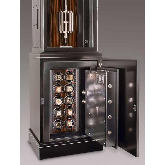 Detailaufnahme des geöffneten Safes der Erwin Sattler Troja Opus Temporis mit neun Uhrenbewegern und polierter Innentür