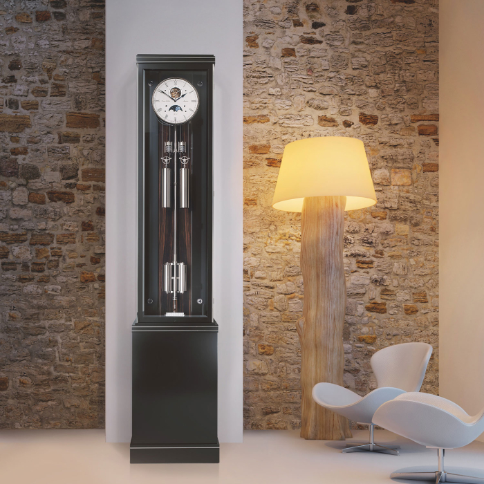 Erwin Sattler Troja Lunaris M in stilvollem Wohnambiente mit Steinwand und Design-Lampe.