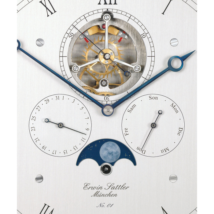 Detailaufnahme des Zifferblatts der Troja Lunaris M mit Tourbillon, Mondphase und Kalenderfunktionen.