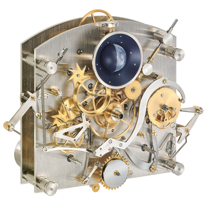 Präzises Uhrwerk der Erwin Sattler Troja Opus Temporis mit sichtbaren Zahnrädern und Mondphasenmechanismus