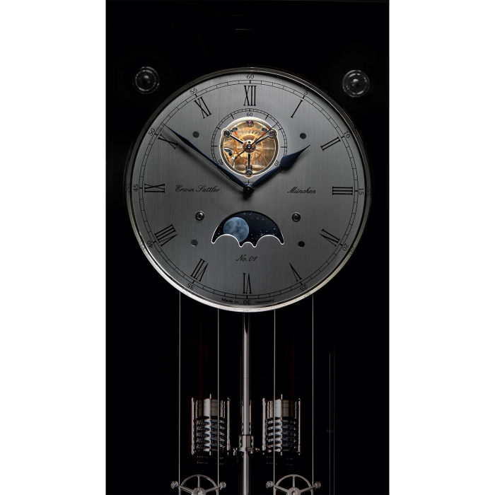 Beleuchtetes Zifferblatt der Troja Lunaris M mit Tourbillon und Mondphase bei Nachtansicht.