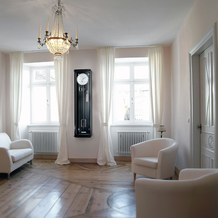 Präzisionspendeluhr Classica Secunda 1985 in stilvollem Wohnraum mit klassischem Interieur und edlem Holzfußboden