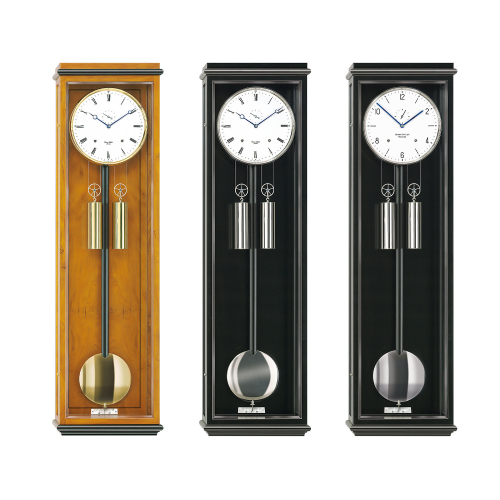 Drei Ausführungen der Erwin Sattler Classica S 100 – Eibe, Schwarz mit römisch und arabisch