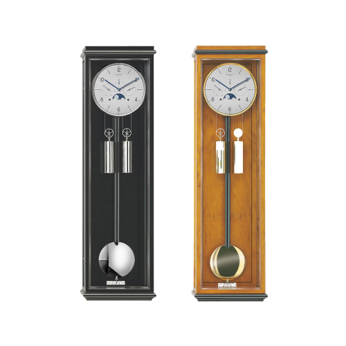 Zwei Varianten der Erwin Sattler Wanduhr Classica KS 100 im Vergleich – schwarze und Eibe Gehäuseausführung mit arabischem Zifferblatt und Mondphas
