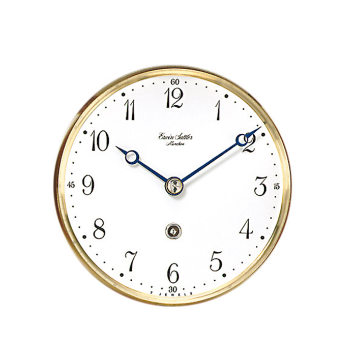 Elegantes Zifferblatt mit arabischen Ziffern der Erwin Sattler Classica S 60 Wanduhr