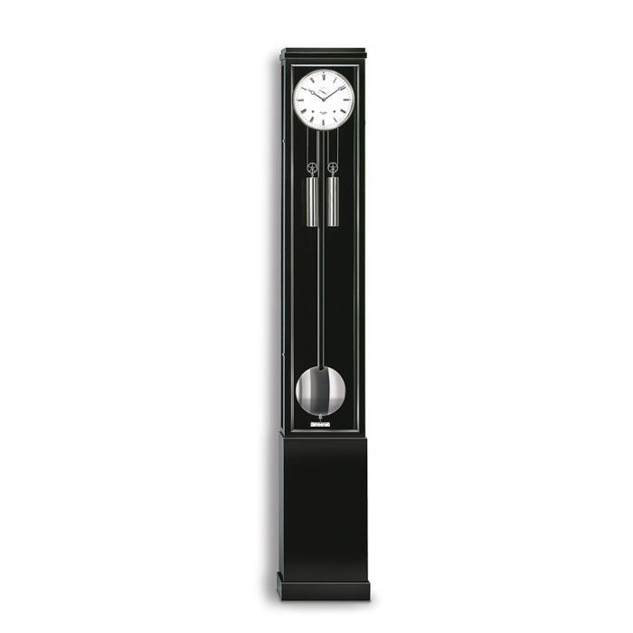 Freisteller der Erwin Sattler Excelsia Standuhr mit schwarzem Gehäuse