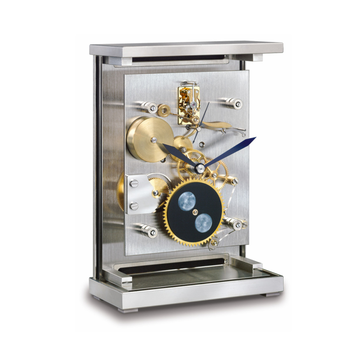 Detailansicht der Uhr Lunaris von Erwin Sattler mit sichtbarem Uhrwerk und Mondphasenanzeige