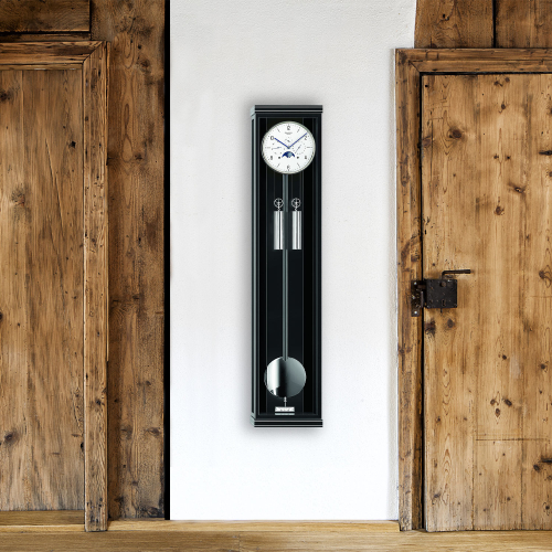 Präzisionspendeluhr Classica KS 130 M von Erwin Sattler an rustikaler Wand