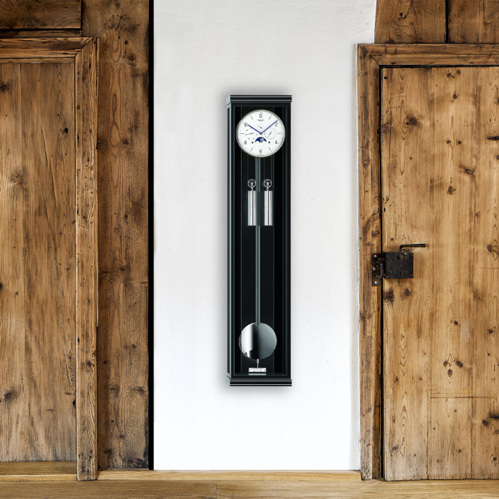 Präzisionspendeluhr Classica KS 130 M von Erwin Sattler an rustikaler Wand