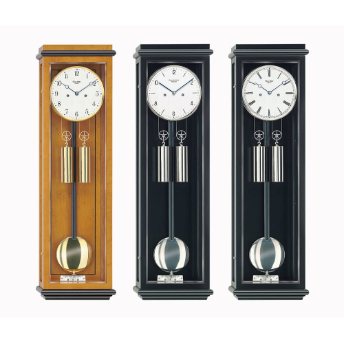 Drei Varianten der Erwin Sattler Classica S 70 – Wanduhren in unterschiedlichen Holz- und Zifferblattdesigns