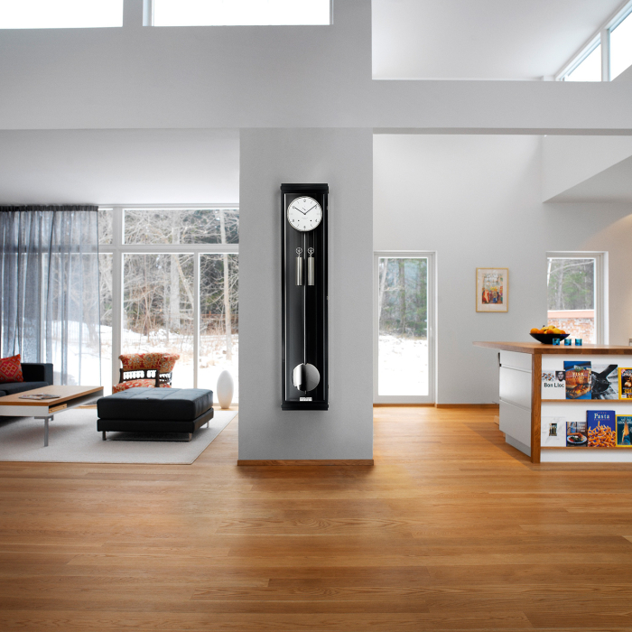 Erwin Sattler Classica S 130 M – elegante Präzisionsuhr an Betonwand im modernen Interieur