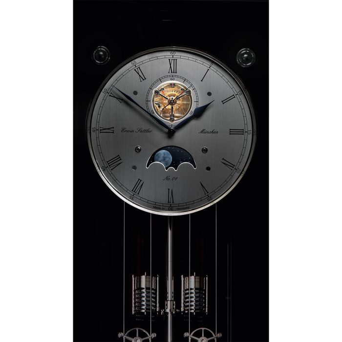 Makroaufnahme des Uhrwerks der Erwin Sattler Troja Sonata M mit Tourbillon und Mondphasenanzeige