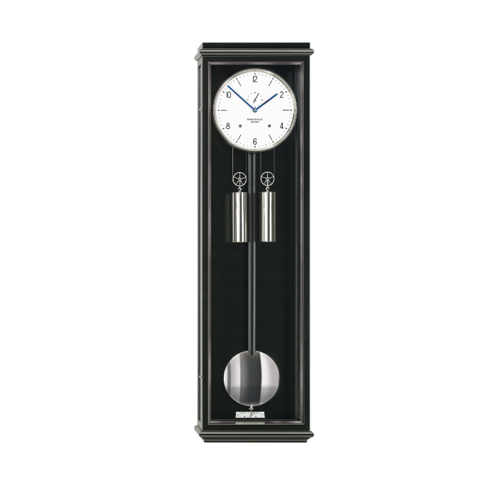 Wanduhr Classica S 100 von Erwin Sattler mit arabischem Zifferblatt in schwarzem Gehäuse