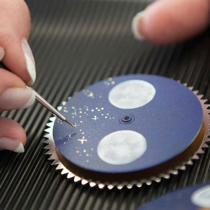 Feine Handarbeit: Detailaufnahme der Mondphasenanzeige der Classica K 100
