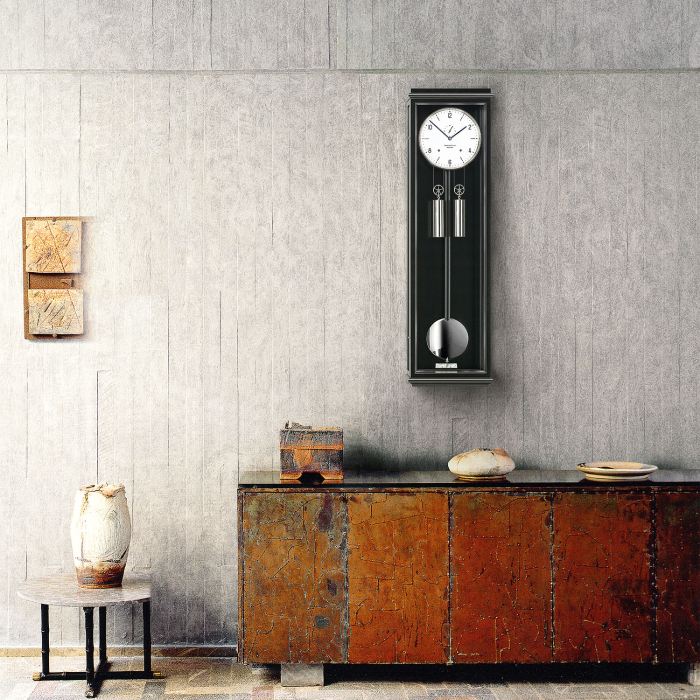 Erwin Sattler Classica S 100 als Blickfang in elegantem Wohninterieur mit grauer Wand