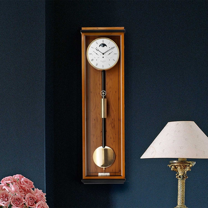 Hochwertige Wandpendeluhr Classica K 100 von Erwin Sattler als Blickfang im Interieur