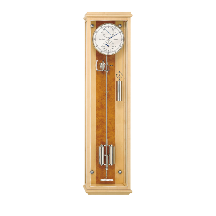 Erwin Sattler Classica Secunda 1985 – Wandpendeluhr in Ahorn mit Wurzelholzrückwand und silbernem Uhrwerk, helle Gehäusevariante