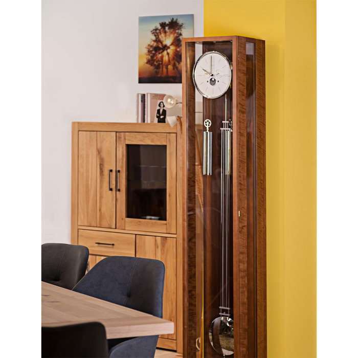 Ambienteaufnahme der Kieninger Standuhr 0139-26-01 – moderne Eleganz in Nussbaum im Wohnraum