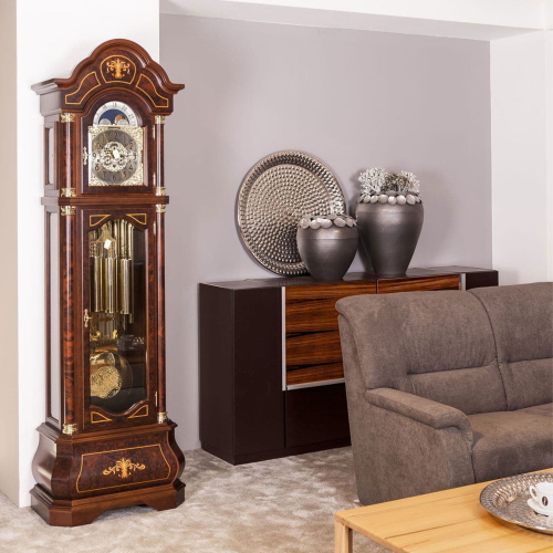 Die Kieninger Standuhr 0138-82-03 entfaltet ihre klassische Eleganz im stilvollen Wohnambiente.