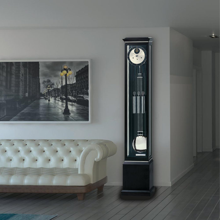 Kieninger Standuhr 0137-96-02 in elegantem Schwarz – Ambienteaufnahme im Wohnzimmer
