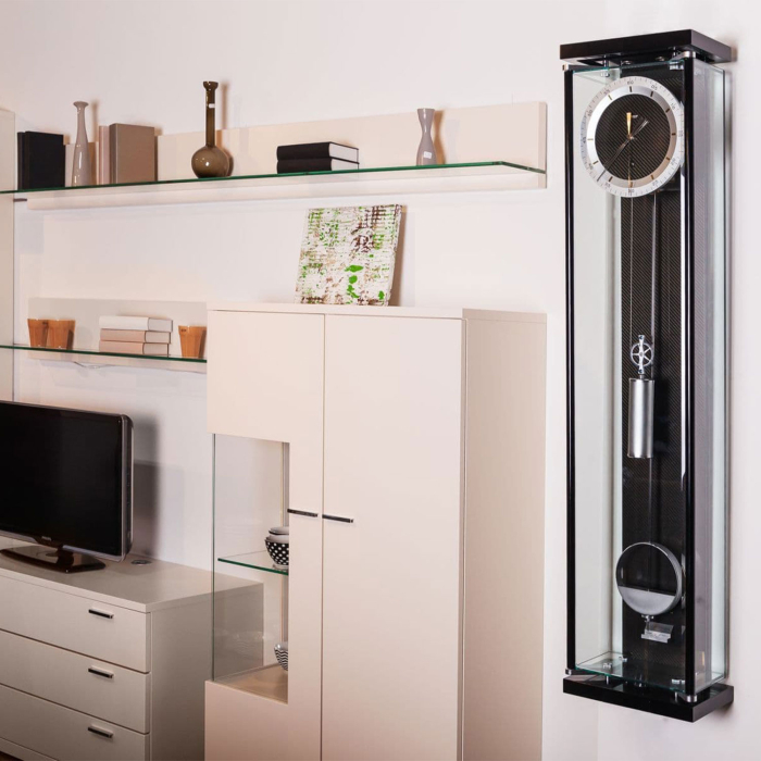 Kieninger Präzisionspendeluhr 2580-96-01 in modernem Wohnraum an der Wand montiert