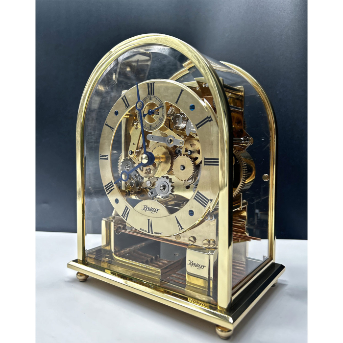 Elegante Kieninger Tischuhr 1226-01-04 mit verglastem Gehäuse und sichtbarem Uhrwerk