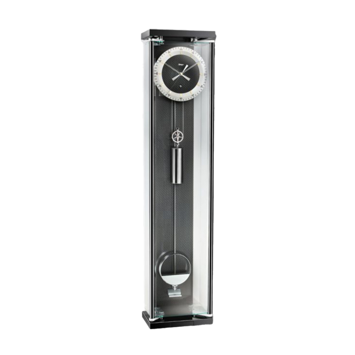 Frontalansicht der Kieninger Präzisionspendeluhr 2580-96-01 mit Glasgehäuse und Carbon-Zifferblatt