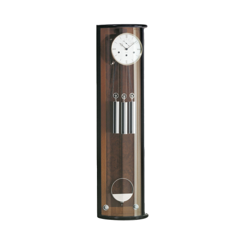 Kieninger Wanduhr 2565-92-02 mit gebogenem Glasgehäuse, silbernen Gewichten und Pendel.