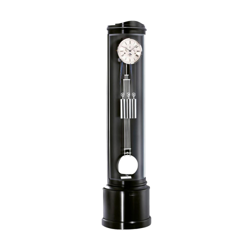 Kieninger Standuhr 0111-96-03 frontal in Schwarz mit verchromten Gewichten und Pendel