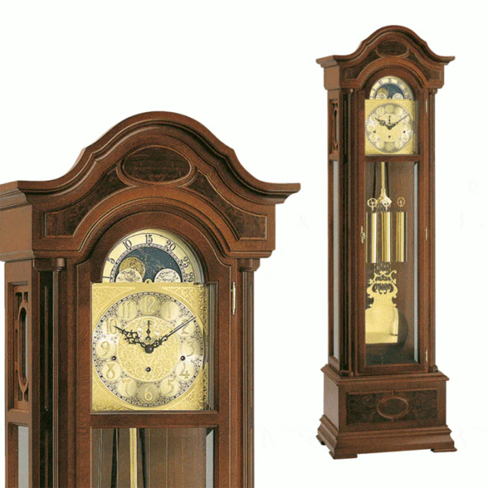 Detailansicht der Kieninger Standuhr 0107-23-01 mit kunstvoll gestaltetem Zifferblatt und klassischem Gehäuse