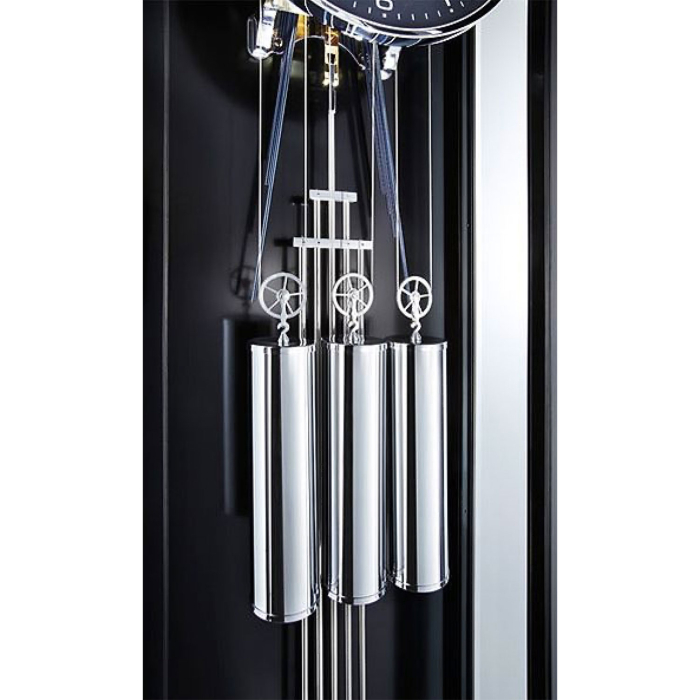 Detailansicht der Gewichte der Kieninger Standuhr 0137-96-02 in Schwarz