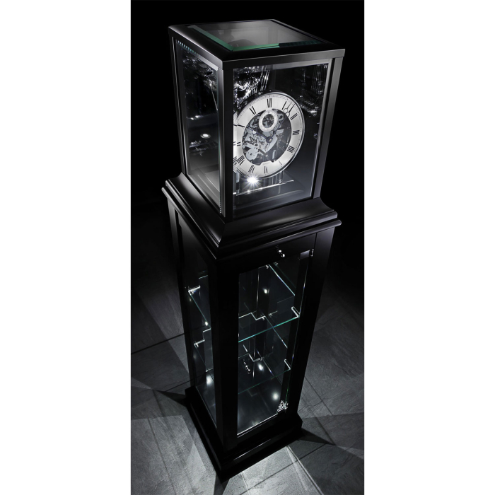 LED-beleuchtete Frontansicht der Kieninger Vitrinenuhr 1712-96-02 mit detailreichem Uhrwerk