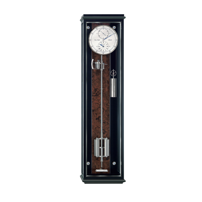 Erwin Sattler Classica Secunda 1985 – Modell in Schwarz mit Wurzelholzrückwand, exklusive Präzisionspendeluhr aus München