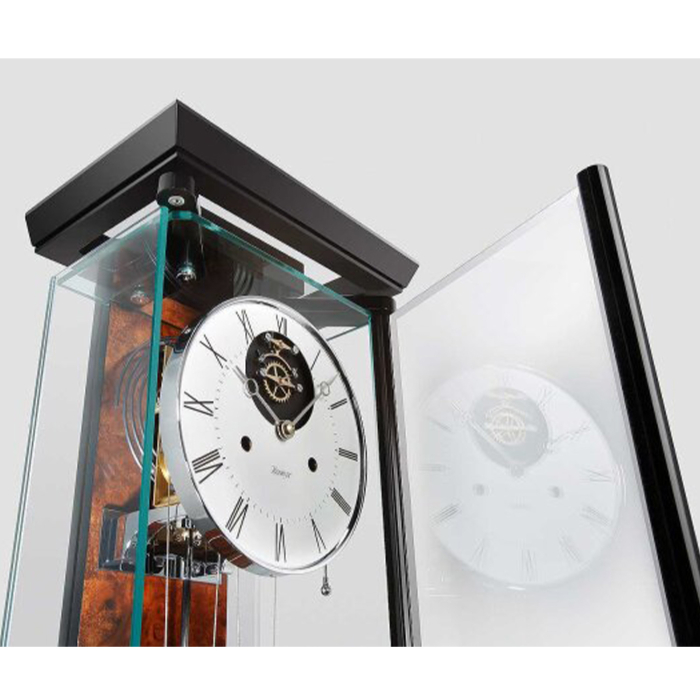 Weißes Zifferblatt der Kieninger Wanduhr 2548-96-02 mit römischen Ziffern und sichtbarem Uhrwerk.