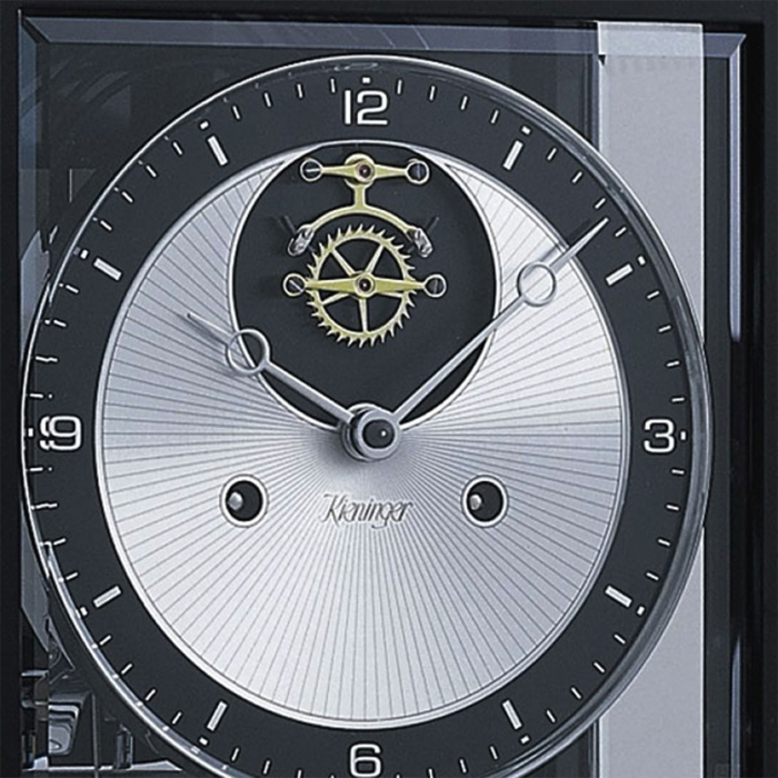 Detailaufnahme des Zifferblatts der Kieninger Wanduhr 2547-96-02 mit offener Hemmung und klarer Minuterie