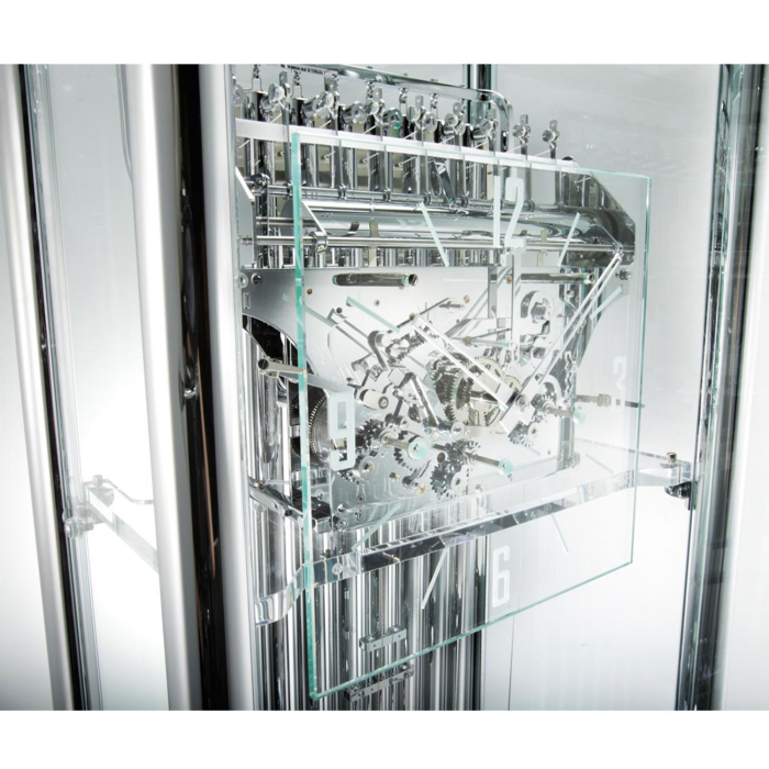 Skelettiertes Zifferblatt der Kieninger Standuhr 0126-02-01 mit sichtbarem Uhrwerk