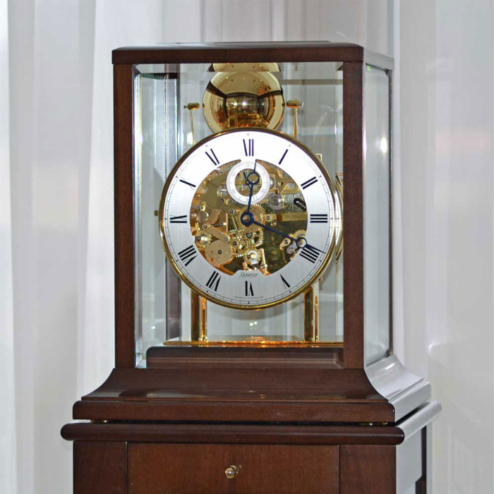 Detailansicht des goldfarbenen Uhrwerks der Kieninger Vitrinenuhr 1712-23-01 mit sichtbaren Mechanismen