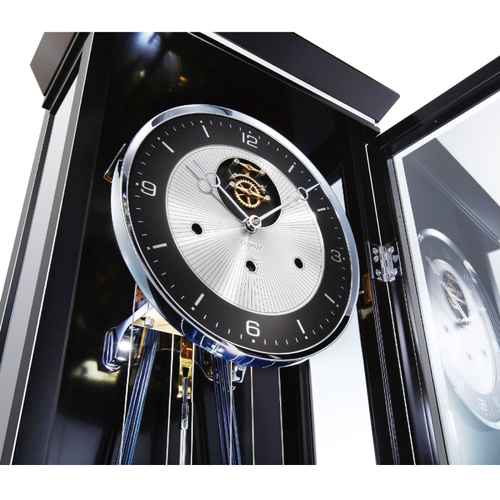 Zifferblatt der Kieninger Standuhr 0137-96-02 mit schwarzem Ring und veredeltem Uhrwerk