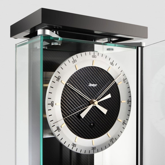 Detailaufnahme des Pendels der Kieninger Präzisionspendeluhr 2580-96-01 mit feiner Skala