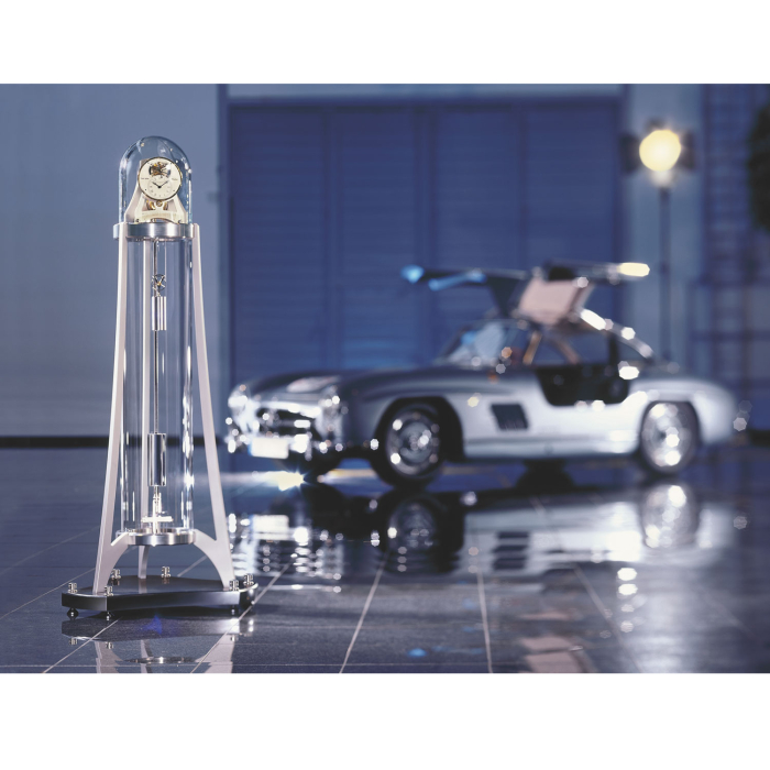 Exklusive Standuhr Columna Temporis von Erwin Sattler in moderner Umgebung mit Oldtimer im Hintergrund