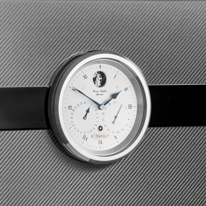 Detailansicht der Zentralscheibe des Erwin Sattler Rotalis 30 mit präzisem Uhrwerk und eleganter Komplikation.