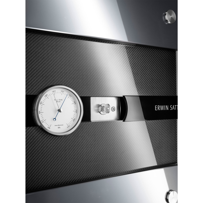 Mechanisches Präzisionsthermometer im Erwin Sattler Rotalis 30 mit Carbon-Oberfläche.