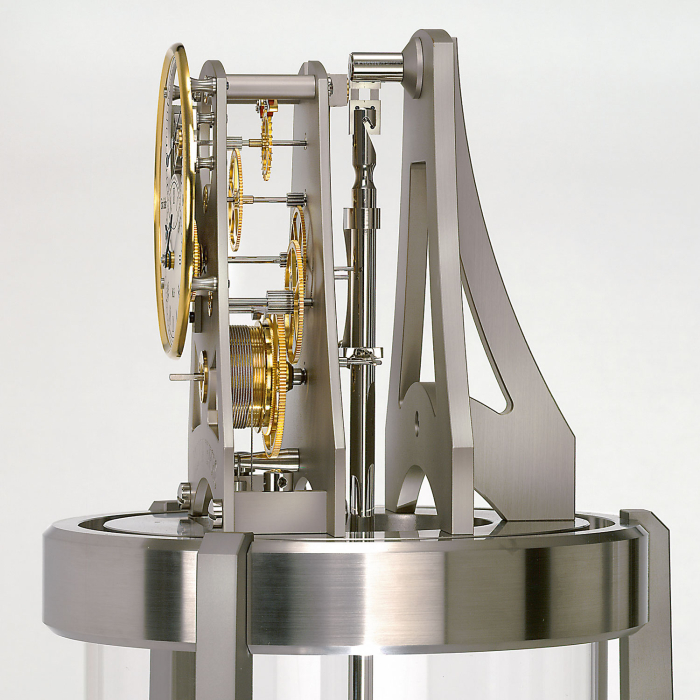 Feinmechanik der Columna Temporis von Erwin Sattler mit goldfarbenen Zahnrädern und Edelstahlrahmen