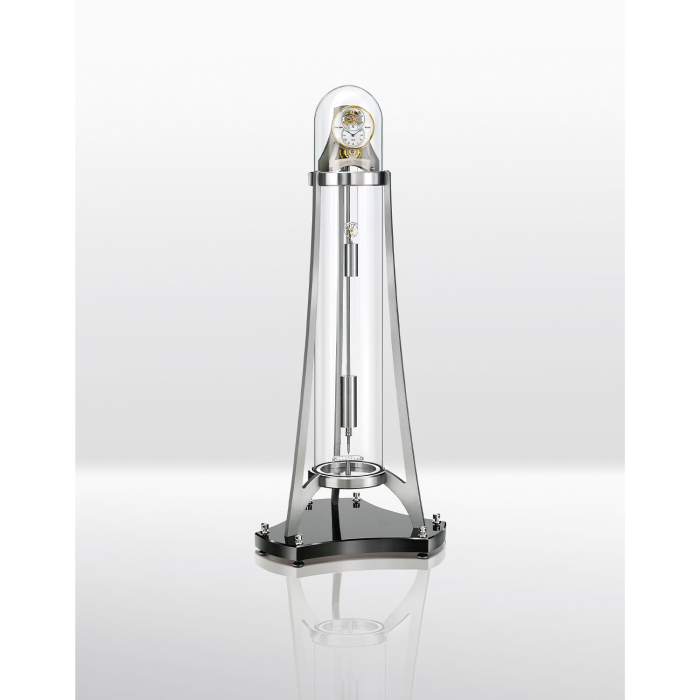 Freistehende Luxus-Standuhr Columna Temporis mit Glaskuppel von Erwin Sattler auf weißem Hintergrund