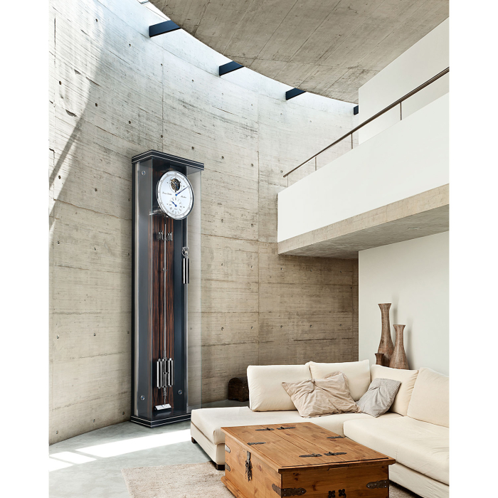 Design-Standuhr Maxima Secunda von Erwin Sattler in modernem Loft mit Sichtbetonwand