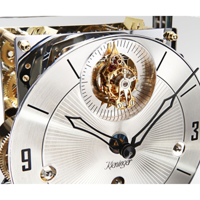 Detailansicht des Tourbillons der Kieninger Tischuhr 1266-95-04 mit sichtbarem Räderwerk und feiner Gravur