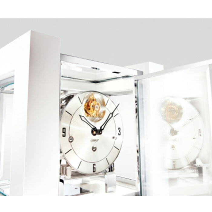 Geöffnete Kieninger Tischuhr 1266-95-04 mit Blick auf das silberne Zifferblatt und das präzise Tourbillon-Werk