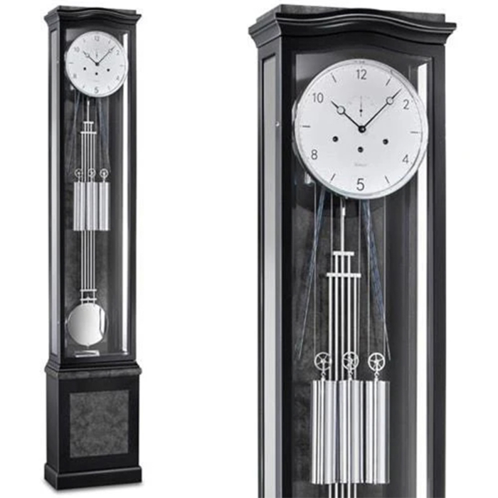 Frontalansicht der Kieninger Standuhr Aurora 0193-96-01 mit feinem Gehäuse in Schwarz