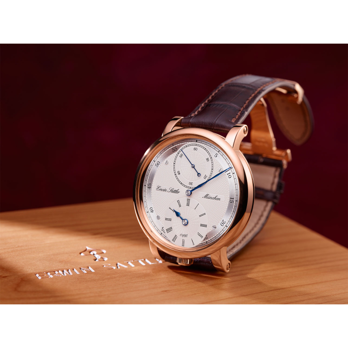 Detailaufnahme des Zifferblatts der Armbanduhr Regulateur 1920 von Erwin Sattler